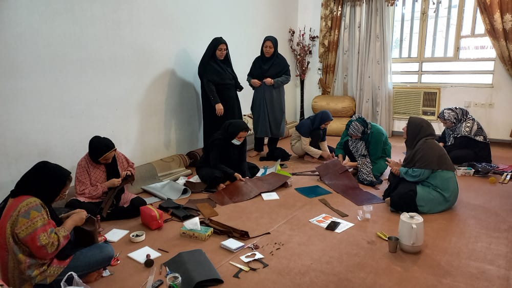 برگزاری کلاس آموزشی چرم‌دوزی در روستای سرآب ننیز گچساران